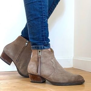 Bussola Ankle Boots